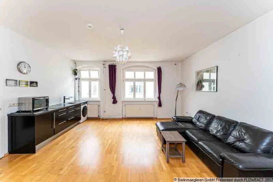 Wohnzimmer mit offener Küche - Wohnung kaufen in Berlin, Mitte - Bezugsfreie 2-Zimmer-Wohnung im gepflegten Altbau