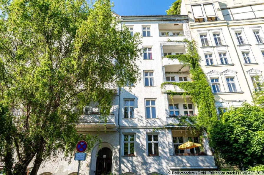 Vorderhausansicht - Wohnung kaufen in Berlin, Kreuzberg - Unbefristet vermietete 5-Zimmer-Altbauwohnung am Landwehrkanal als Kapitalanlage