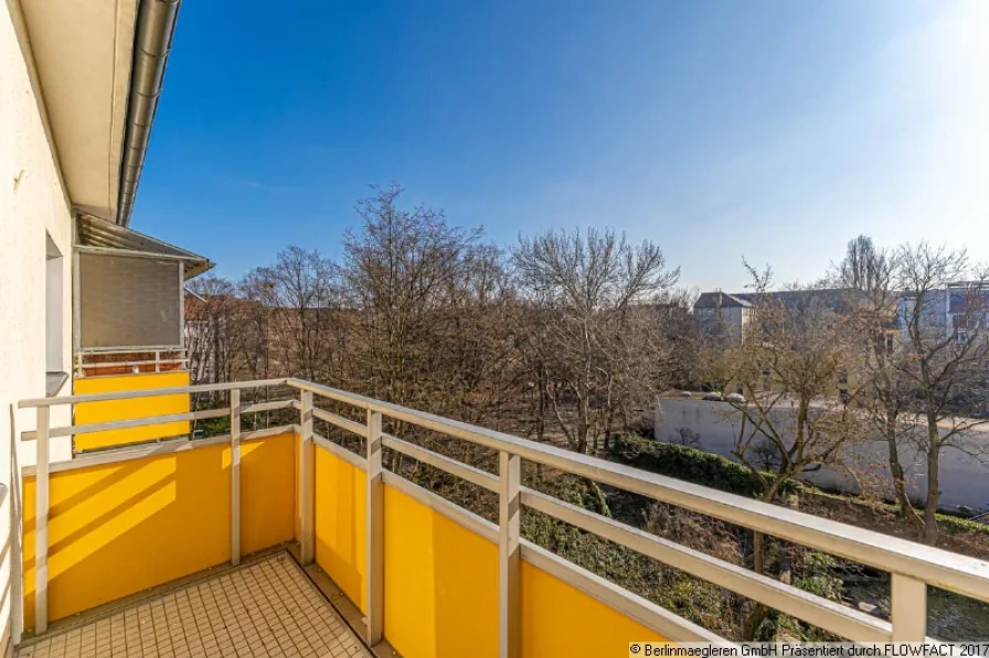 Blick vom Balkon - Wohnung mieten in Berlin, Kreuzberg - 1.250 € Inklusivmiete - Möblierte 1,5-Zimmerwohnung mit Balkon befristet ab sofort