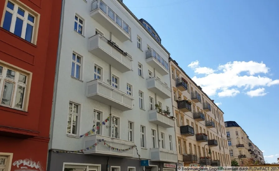 Haus - Wohnung kaufen in Berlin, Friedrichshain - Vermietete Dachgeschosswohnung mit 4 Zimmern und Balkon als Kapitalanlage