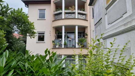 Ansicht West mit Balkon - Wohnung kaufen in Ravensburg - Zentrumsnah: 3,5-Zimmer-Eigentumswohnung mit Balkon und Duplex-Parker