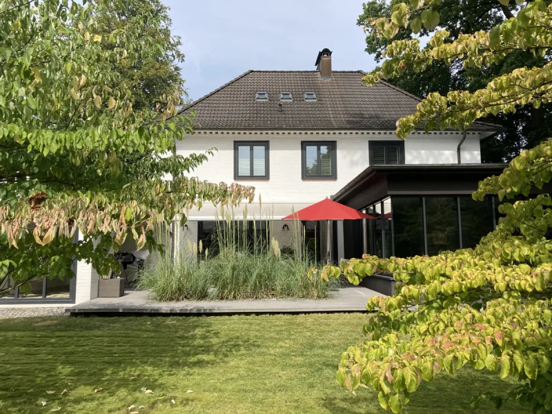 Gartenansicht - Haus kaufen in Reinbek - Traumhaft schöne Villa auf herrlichem Grundstück in Reinbek