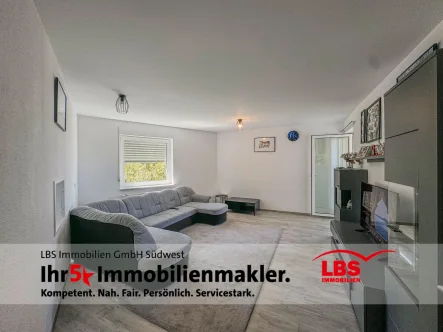 Wohnzimmer - Wohnung kaufen in Staufen - Modern renovierte 3-Zimmer-Wohnung