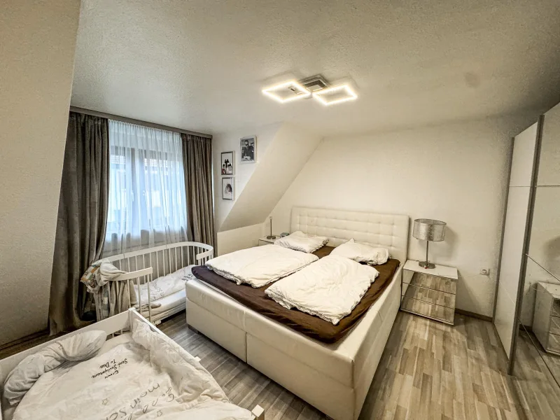 Wohnung DG Schlafzimmer