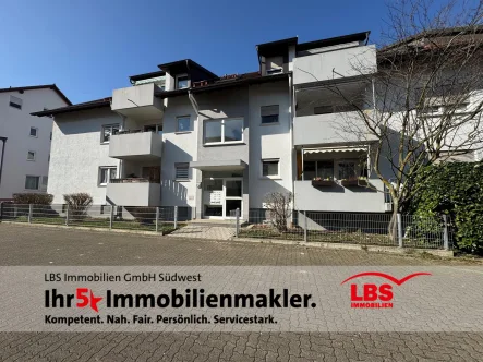 Außenansicht - Wohnung kaufen in Freiburg - Helle 2,5-Zimmer-Wohnung mit Loggia, Einbauküche und Garage in Freiburg Hochdorf - WG tauglich!