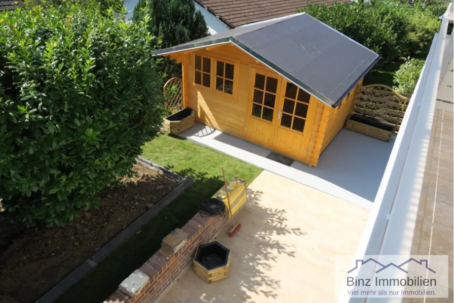 Terrasse mit Gartenhaus