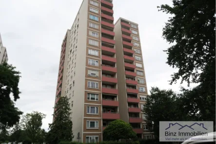 Ansicht Eingangsseite - Wohnung kaufen in Bensheim - Großzüge, modernisierungsbedürftige 4,5-Zimmer-Etagenwohnung mit Einzelgarage