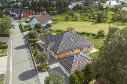 Blick auf das Anwesen Richtung Süden - Haus kaufen in Hummeltal - Wohntraum mit Weitblick und Ausbaureserve in traumhafter Lage