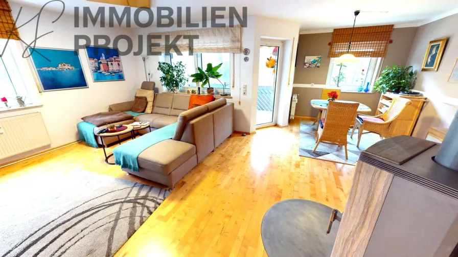 Wohnzimmer   - Wohnung kaufen in Bad Berneck im Fichtelgebirge - Attraktive 4-Zimmer-Wohnung mit Südbalkon, Garage und Schwedenofen