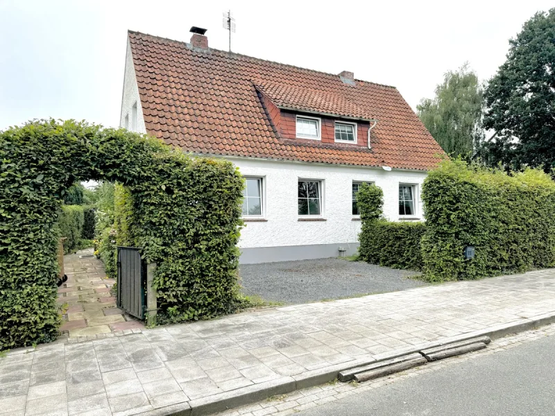 AUSSENANSICHT - Haus kaufen in Diepholz - GEBOTSVERFAHREN - GRUNDSTÜCK MIT DOPPELHAUS UND BAUPLATZ