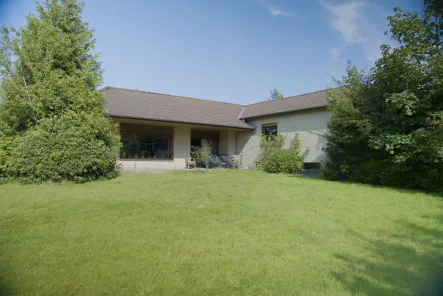 AUSSENANSICHT - Haus kaufen in Wittmund - WINKELBUNGALOW MIT UNVERBAUTEM NATURBLICK UND OBJEKTVIDEO