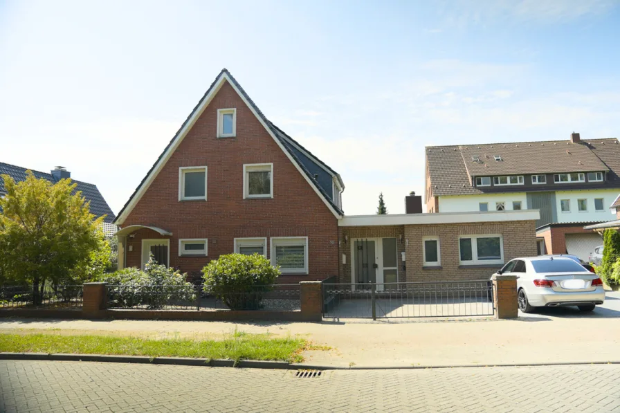 FRONTANSICHT - Haus kaufen in Leer (Ostfriesland) - CHARMANTES EINFAMILIENHAUS MIT EINLIEGERWOHNUNG IN ZENTRALER LAGE LEERS