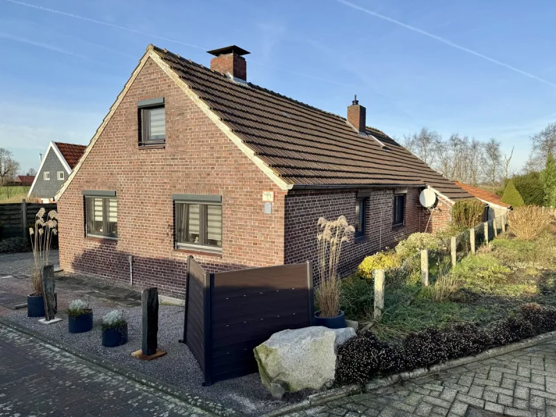 AUSSENANSICHT - Haus kaufen in Wittmund - GEMÜTLICHES FEHNHAUS MIT UNVERBAUTEM BLICK INS GRÜNE