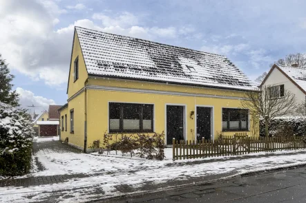 AUSSENANSICHT VORDERHAUS - Haus kaufen in Oldenburg - 4,45 % RENDITE - 2 HÄUSER - 4 WOHNUNGEN - 1 GRUNDSTÜCK