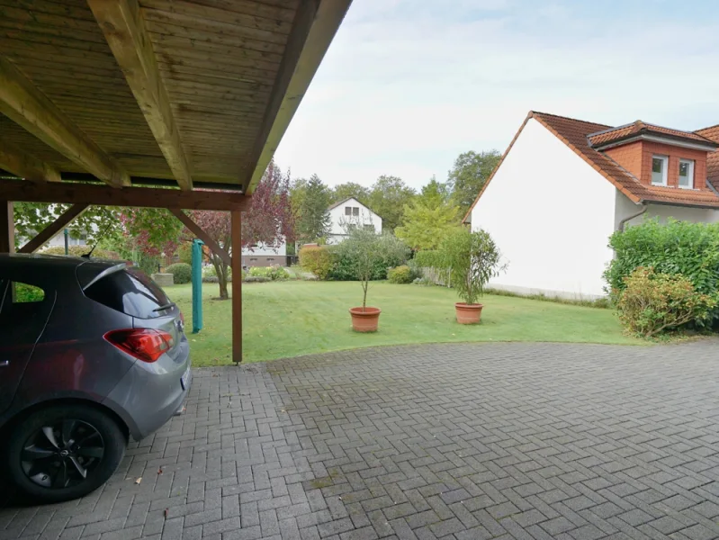 Carport im Hof