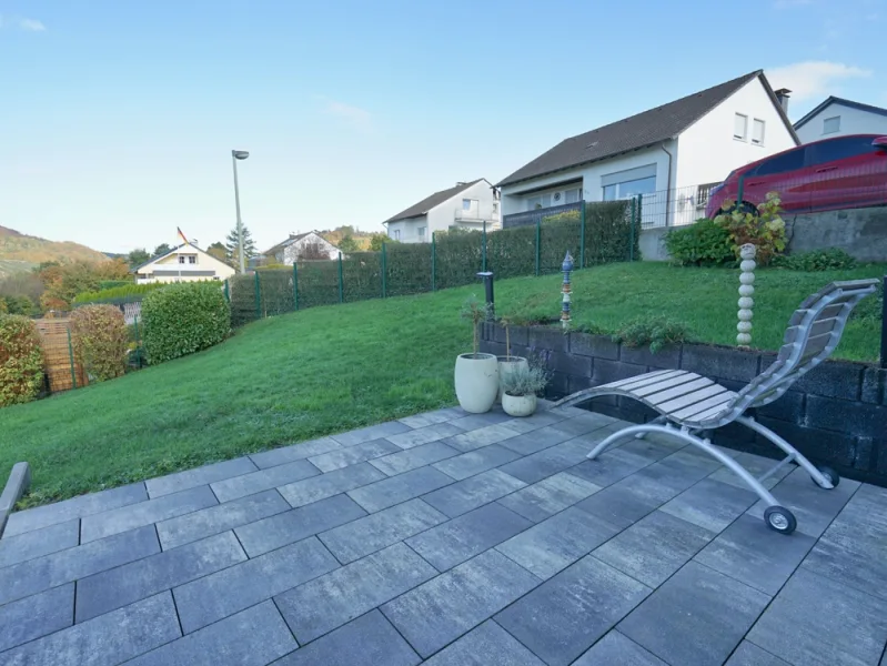 Terrasse mit Gartenhütte