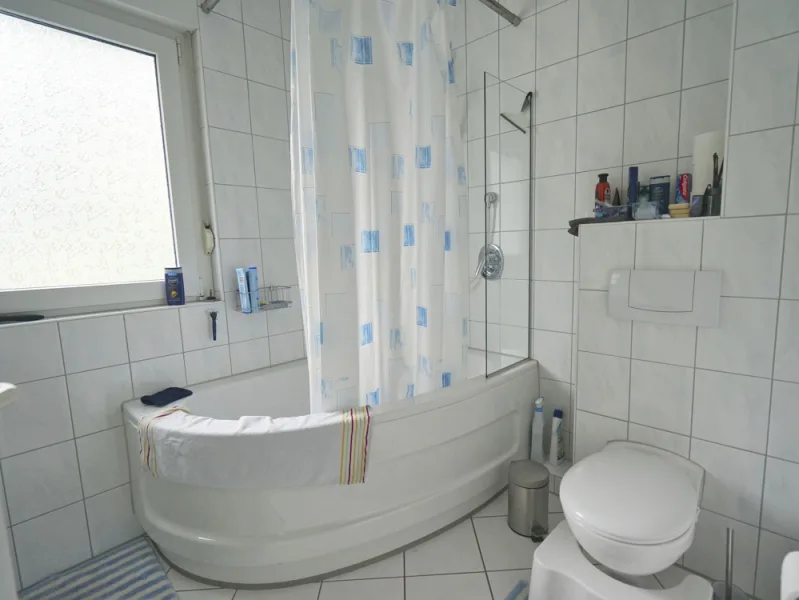 Badezimmer mit Eckbadewanne