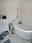 Badezimmer mit Eckbadewanne