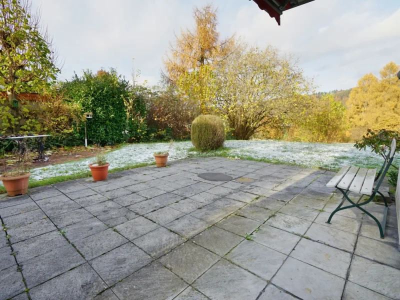 Große Terrasse mit ebenerdigem Garten