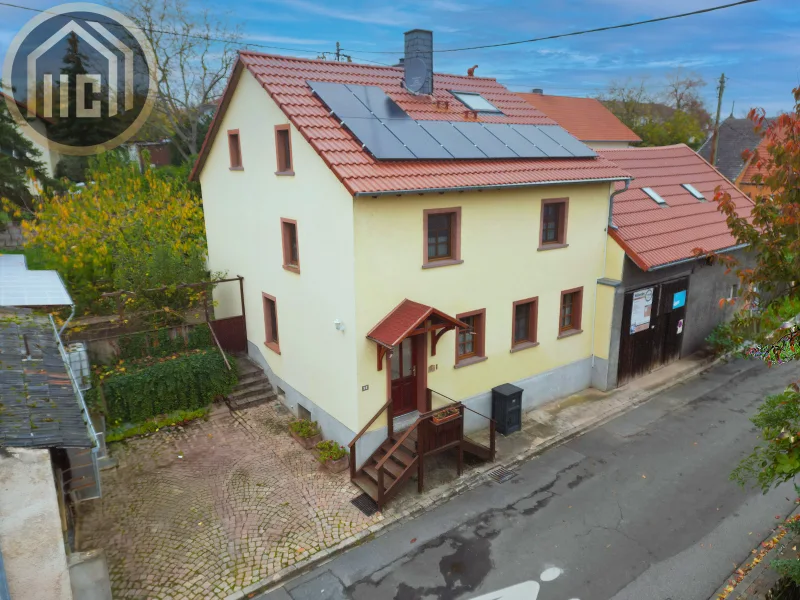 Straßenansicht2 - Haus kaufen in Langenlonsheim - Heimeliges Haus mit Scheune und Garten