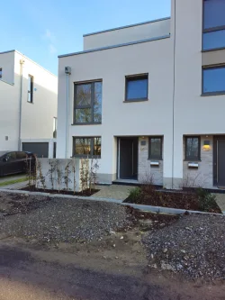  - Haus kaufen in Duisburg / Huckingen - "Sofort verfügbar: Hochwertige Doppelhaushälfte mit Top-Ausstattung für Kurzentschlossene!"