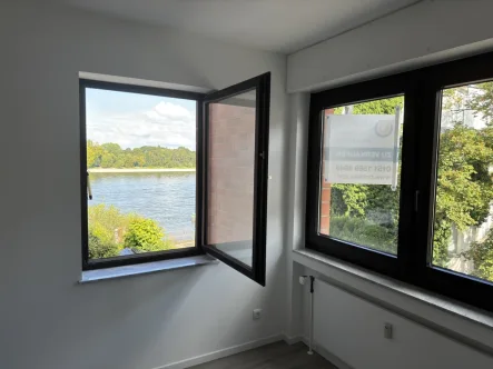 Blick aus dem Esszimmer - Wohnung kaufen in Köln / Rodenkirchen - Schöner Wohnen mit Blick auf den Rhein!