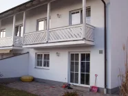 Süd-Ansicht mit Terrasse und Balkon