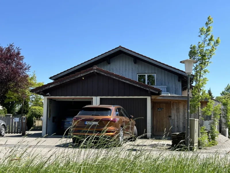 Garage (rechts gehört zum Haus)