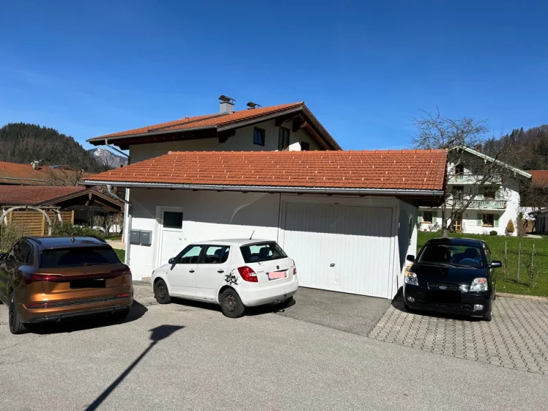 Nebengebäude und Garage