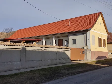 Wohnhaus - Haus kaufen in Véménd - ++UNGARN Kernsaniertes Anwesen mit großem Grundstück (Haus und Nebengebäude)