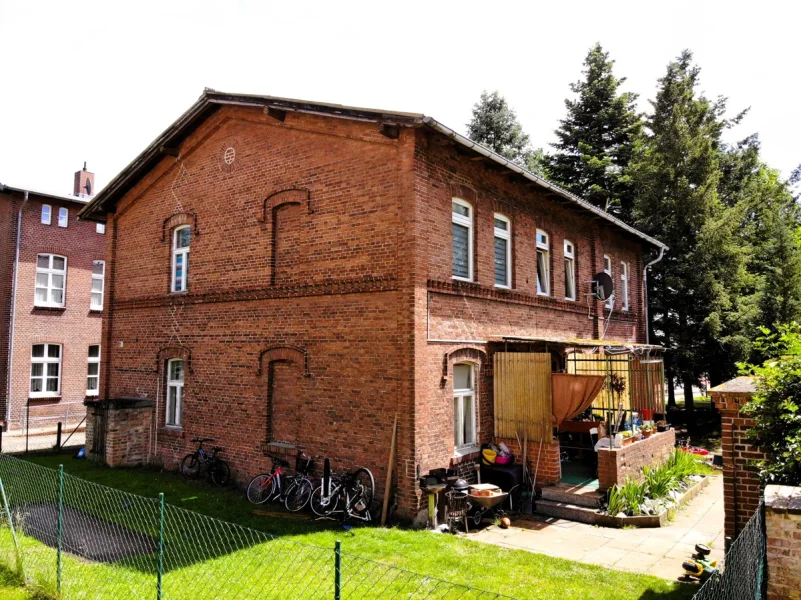 Giebel- und Eingangsseite - Haus kaufen in Eggesin - vermietetes Mehrfamilienhaus auf Erbbaupachtgrundstück in Eggesin