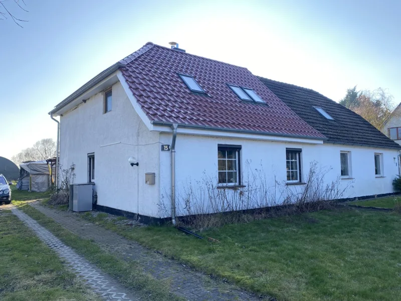 Ansicht Straßenseite - Haus kaufen in Neu Bartelshagen - **Modernisiertes Traumhaus mit Ausbaupotenzial und großem Grundstück – Ideal für Naturliebhaber!**