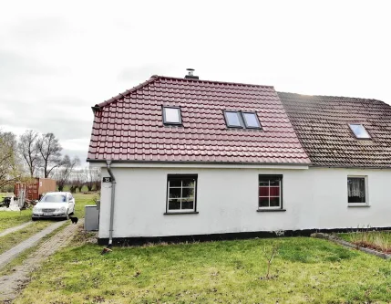 Ansicht Straßenseite - Haus kaufen in Neu Bartelshagen - modernisierte Haushälfte nahe der Ostseeküste