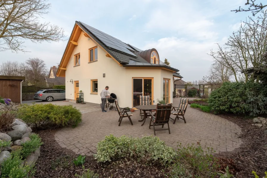 Foto Hofseite - Haus kaufen in Kröpelin - **Luxuriöses Einfamilienhaus mit Pool in ruhiger Lage bei Rostock**