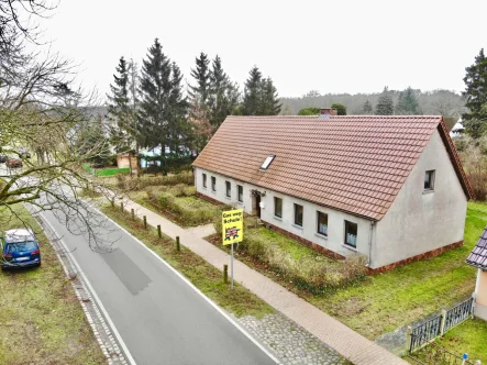 Ansicht aus Ducherow - Haus kaufen in Leopoldshagen - Historisches Pfarrhaus mit Entwicklungspotential und Nebengebäuden