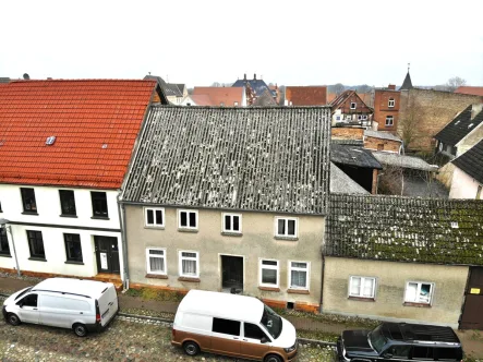 Ansicht Straßenseite - Haus kaufen in Gnoien - **Sanierungsbedürftiges Haus mit großem Rendite-Potenzial in zentraler Lage**