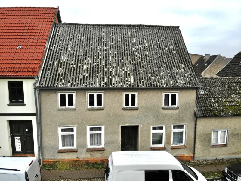 Ansicht Straßenseite - Haus kaufen in Gnoien - **Sanierungsbedürftiges Haus mit großem Rendite-Potenzial in zentraler Lage**