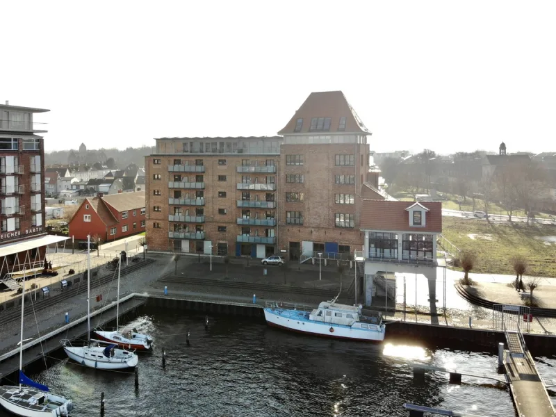 Hausansicht Hafenseite - Wohnung kaufen in Barth - **Erste Lage - Exklusive Ferienwohnung mit Wasserblick in der Speicherresidenz Barth**