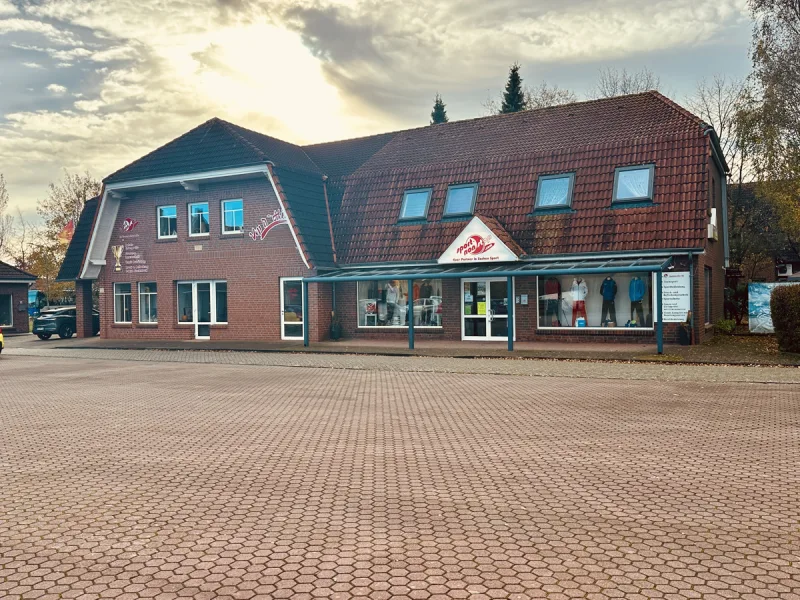 Außenansicht - Laden/Einzelhandel mieten in Südbrookmerland - Gewerbeimmobilie auf dem Marktplatz in Victorbur zu vermieten !!