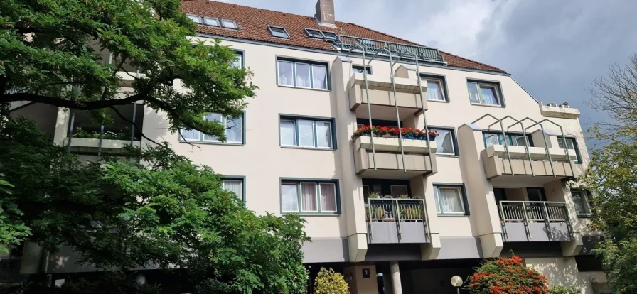 Hausansicht - Wohnung kaufen in Hannover - Super Lage, 3 Zimmer Wohnung mit Balkon, Aufzug, Carport