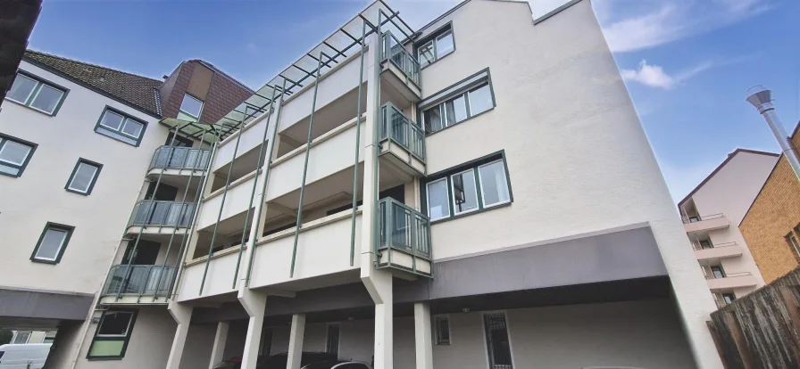 Hausansicht - Wohnung kaufen in Hannover - Super Lage, 3 Zimmer Wohnung mit Balkon, Aufzug, Carport