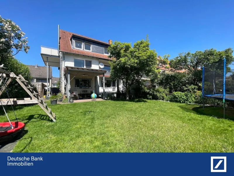 Rückansicht - Haus kaufen in Langenhagen - Großes Reihenendhaus mit 2 Balkonen, Terrasse, Garten, Garage & Carport in Godshorn 