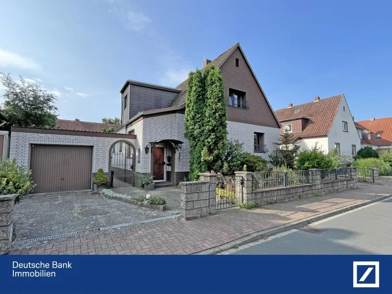 Ansicht mit Garage 1 - Haus kaufen in Garbsen - Rohdiamant in Garbsen-Havelse - renovierungsbed. EFH / ZFH mit ELW & 2 Garagen auf 831m² Grundstück