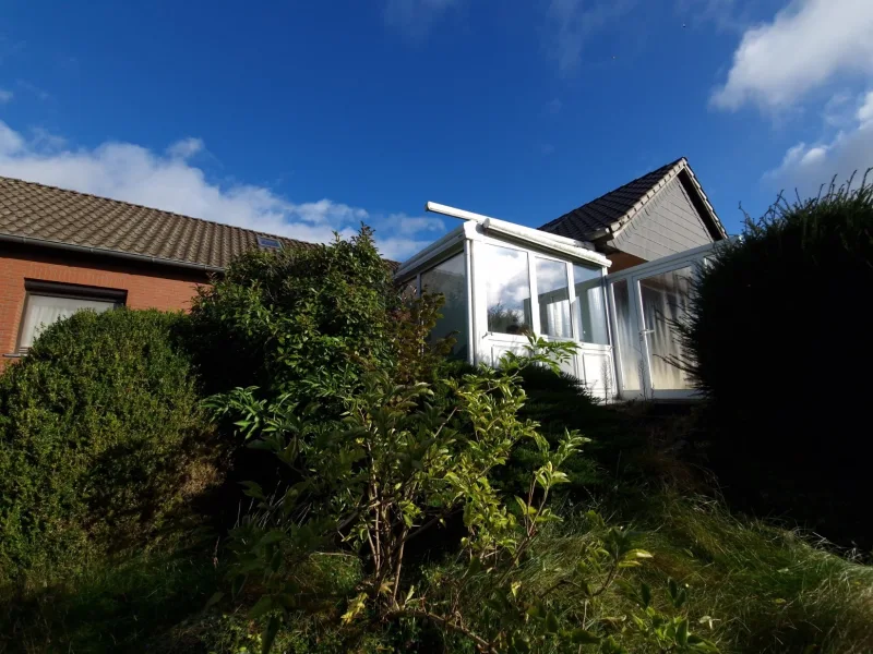 Haus und Wintergarten - Haus kaufen in Burgwedel - Ein-Familienhaus mit Terrasse und Wintergarten auf großem Grundstück