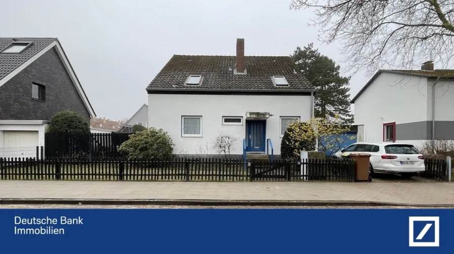 Hausansicht - Haus kaufen in Hannover - Freistehendes Einfamilienhaus mit Garage in Bothfeld 