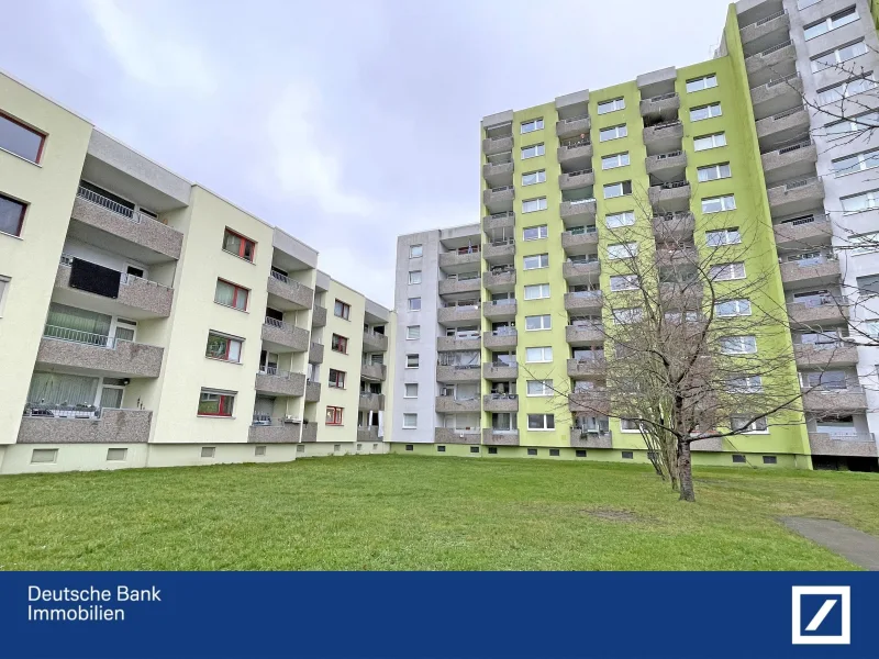 Ansicht Rückseite mit Balkon - Wohnung kaufen in Ronnenberg - Einziehen und wohlfühlen-moderne, gepflegte 3-Zimmer-Whg. gr. Loggia, Aufzug & Stellplatz in Empelde