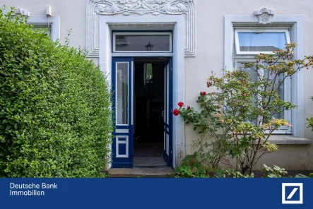 Hauseingang - Wohnung kaufen in Hamburg - Rarität in Nienstedten! Vermietete 3-Zimmer-Terrassenwohnung mit eigenem Garten am Jenischpark