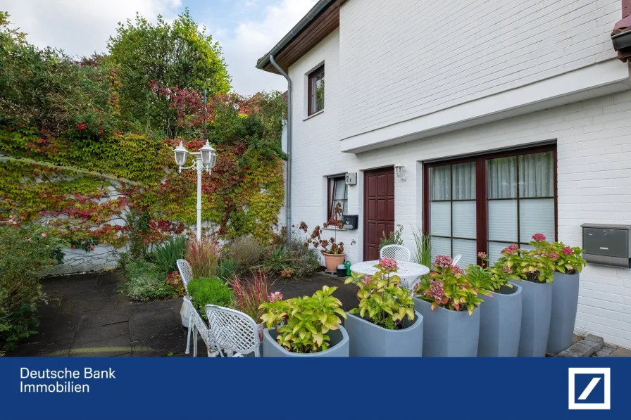 Terrasse und Wohnungstür - Wohnung kaufen in Hamburg - "Boberg Terrassen" - Gepflegte und gemütliche 2-Zimmer-ETW mit Terrasse in HH-Boberg