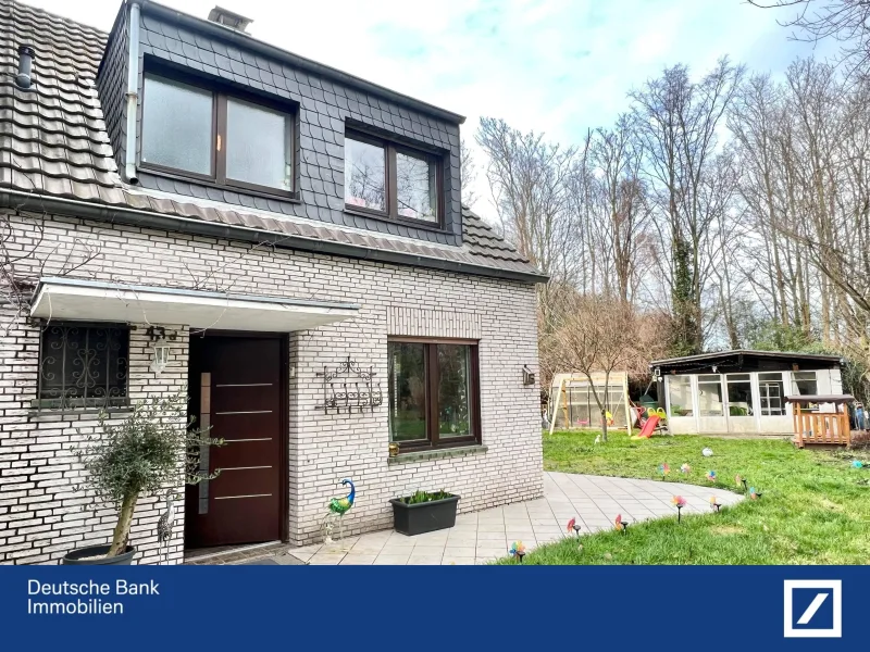 Außenansicht - Haus kaufen in Düsseldorf - Kleines Eigenheim mit einem schönen Grundstück und großen Potenzial 