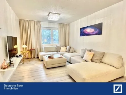 Wohnzimmer - Wohnung kaufen in Düsseldorf - Attraktive 3-Zimmerwohnung mit Balkon in ruhiger Lage eines gepflegten Mehrfamilienhauses